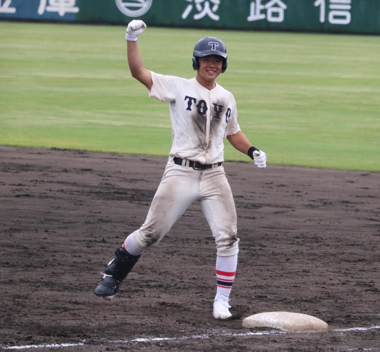 8回、東洋大姫路の木村が勝ち越し打を放ち、ベンチに向かってガッツポーズする（撮影・林亮佑）