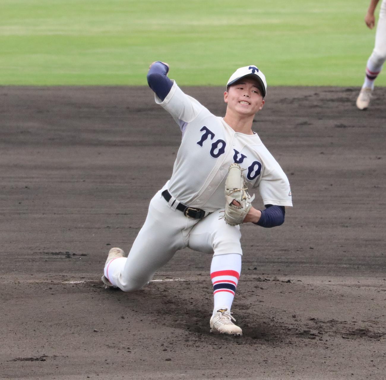 東洋大姫路先発の木下（撮影・林亮佑）