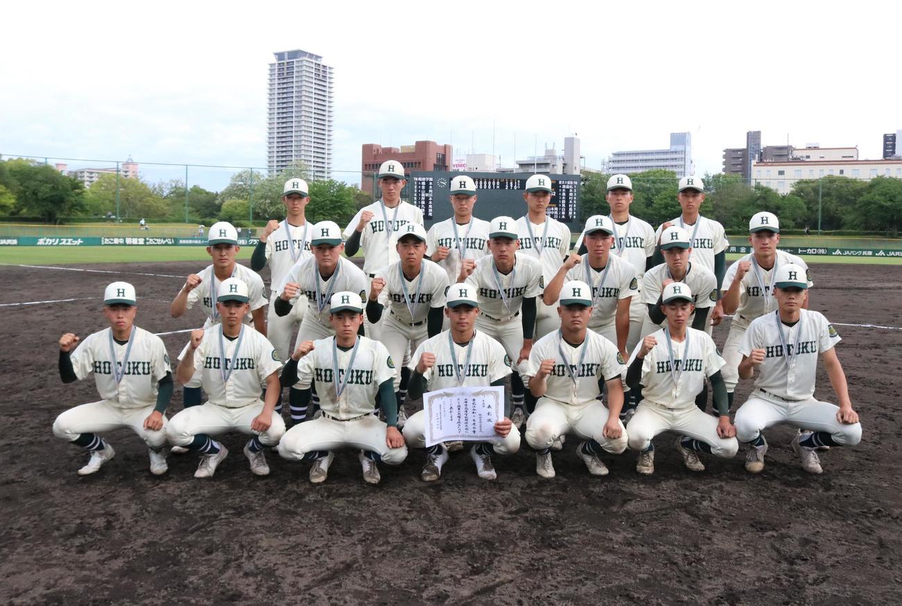 準優勝だった報徳学園ナインが集合写真におさまる（撮影・林亮佑）