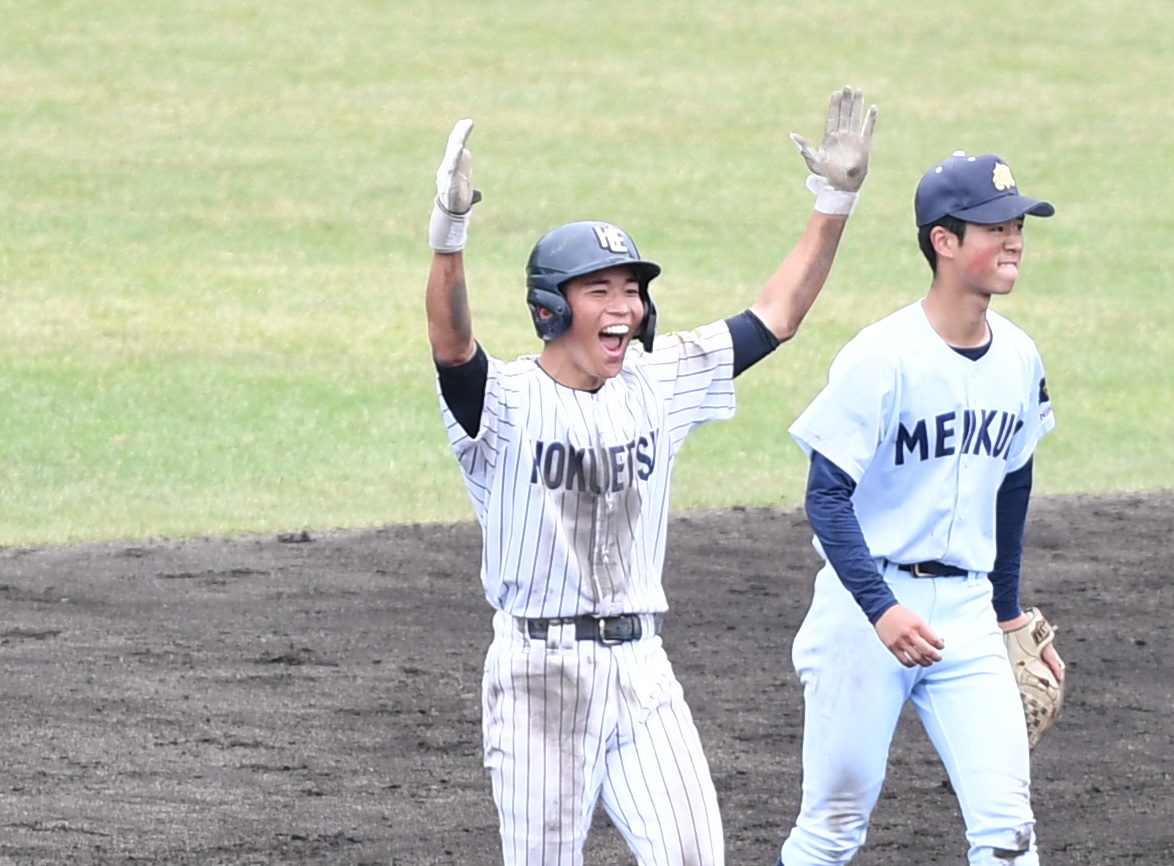 北越対新潟明訓　2－3の9回表2死一、三塁で2点適時二塁打を打ち喜ぶ北越・富樫（左）（撮影・小林忠）