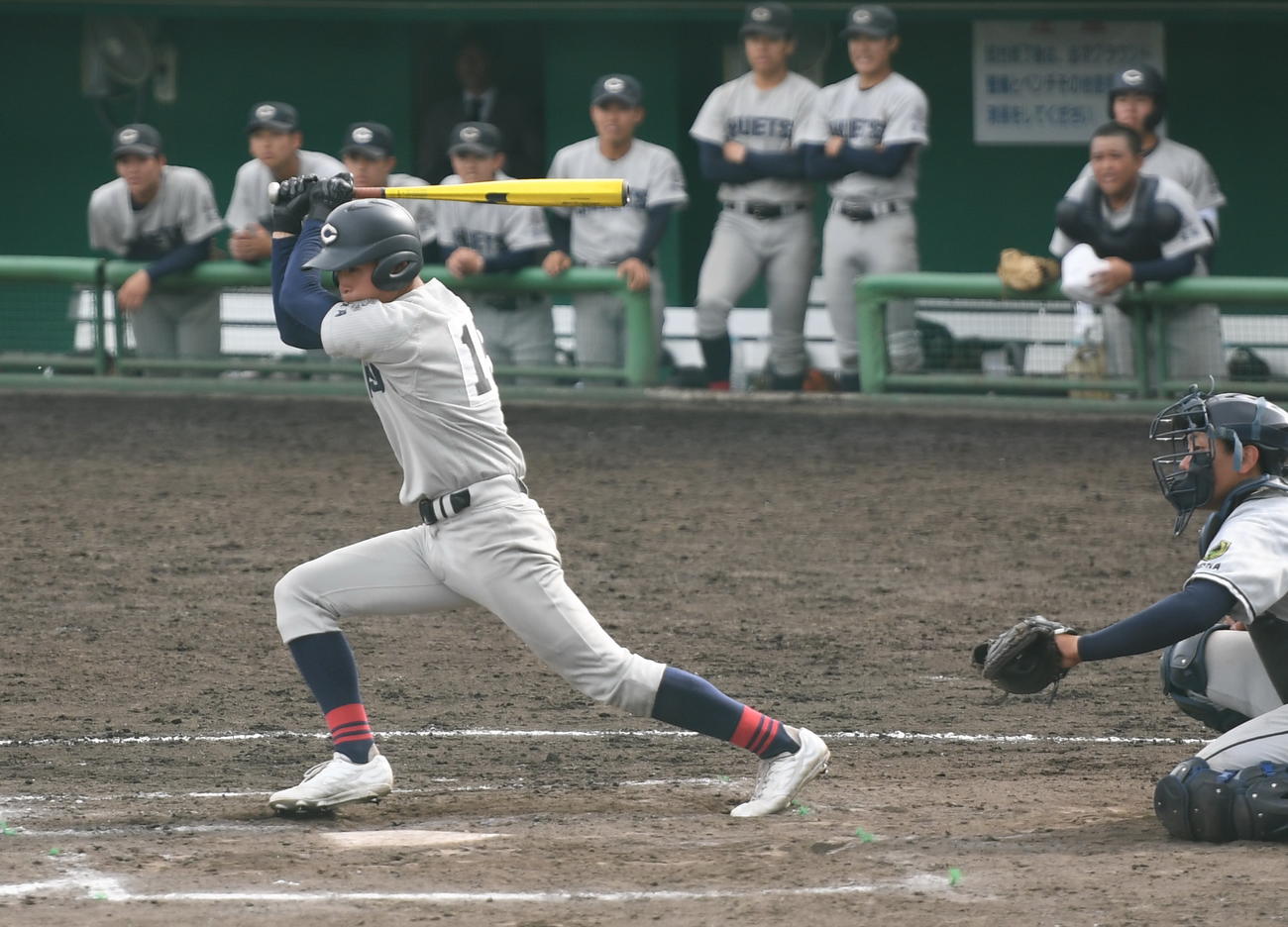 関根学園対中越　3－3の9回裏1死満塁でサヨナラ打を放つ中越・渡辺（左）（撮影・小林忠）
