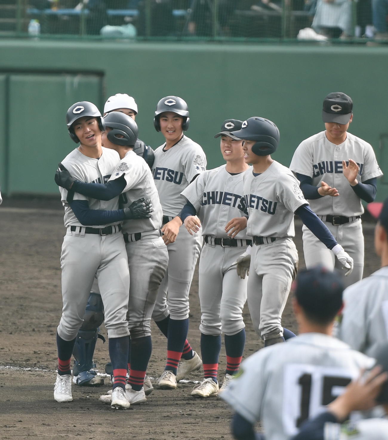 関根学園対中越　3－3の9回裏1死満塁でサヨナラ打を放ち、チームメートに祝福される中越・渡辺（左）（撮影・小林忠）