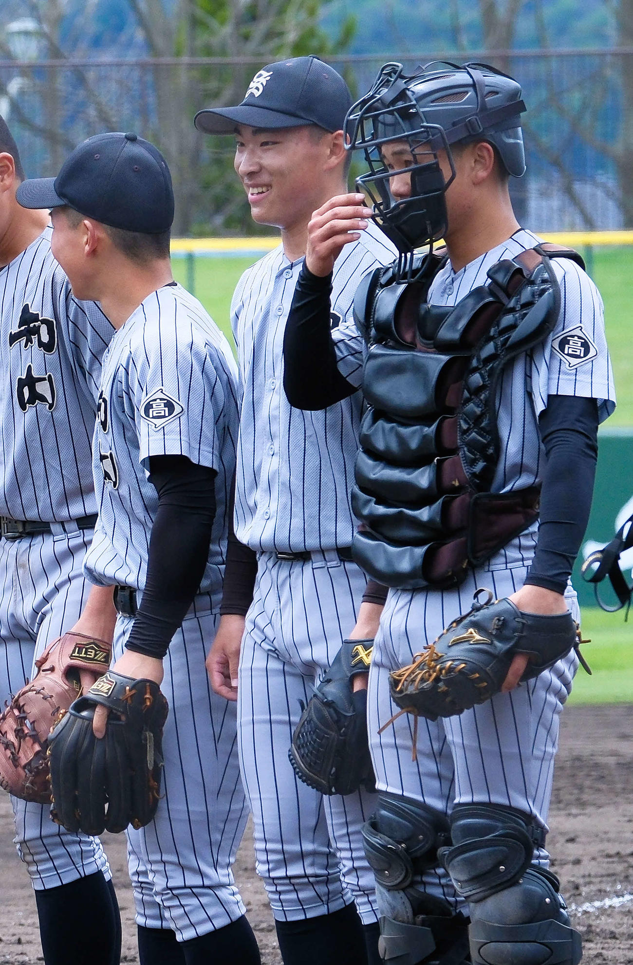 優勝を決め笑顔を浮かべる知内のエース田沢（右から2人目）