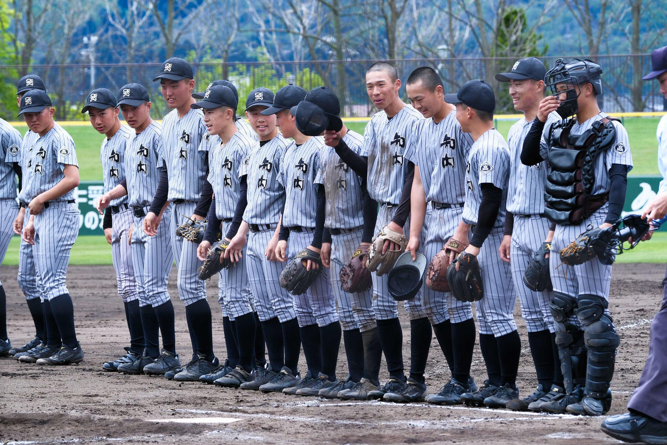 3年ぶり8度目の春全道大会出場を決めた知内ナイン