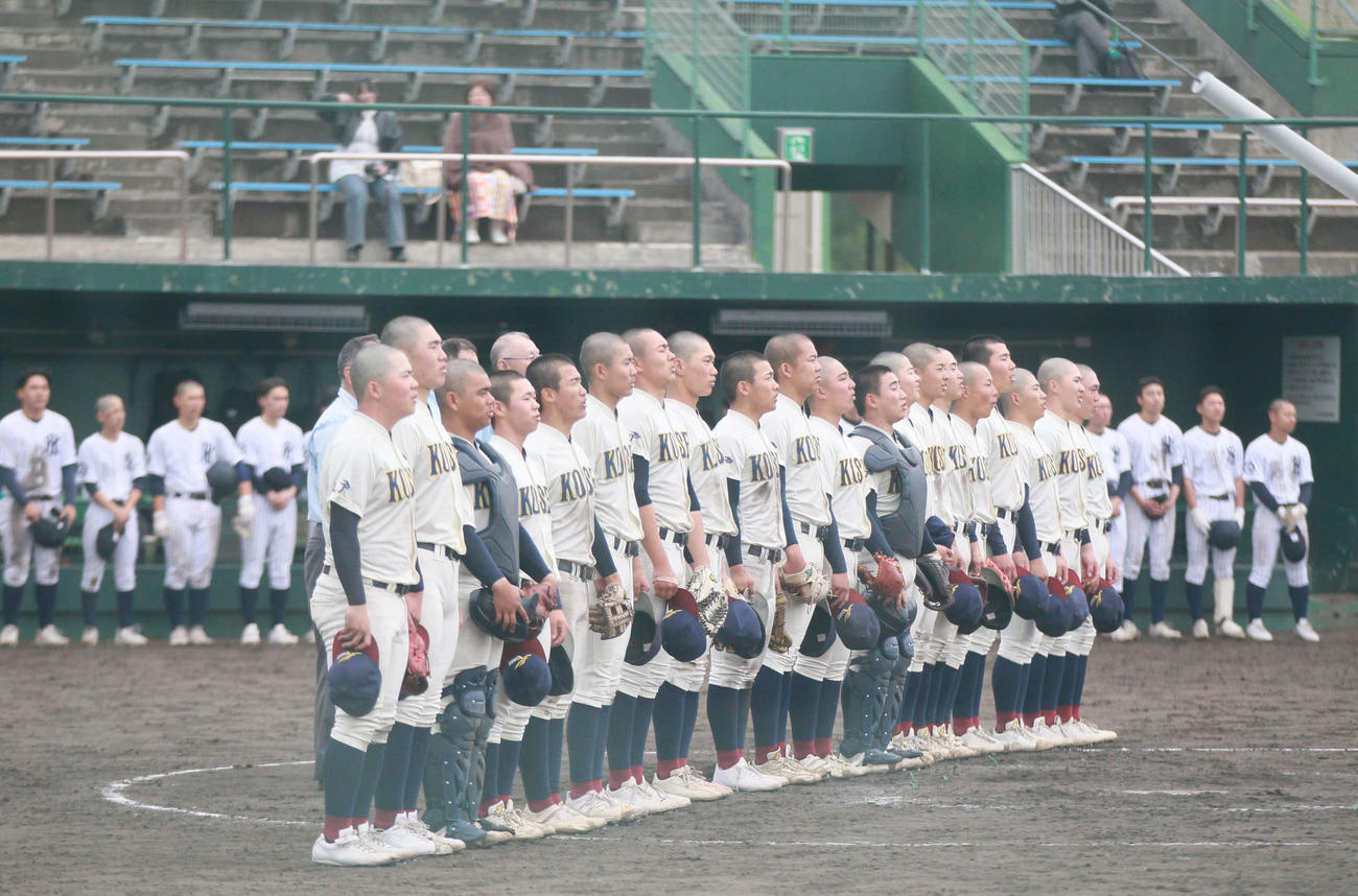 八戸学院光星対八戸西　初戦に勝利し校歌を歌う八戸学院光星ナイン（撮影・高橋香奈）