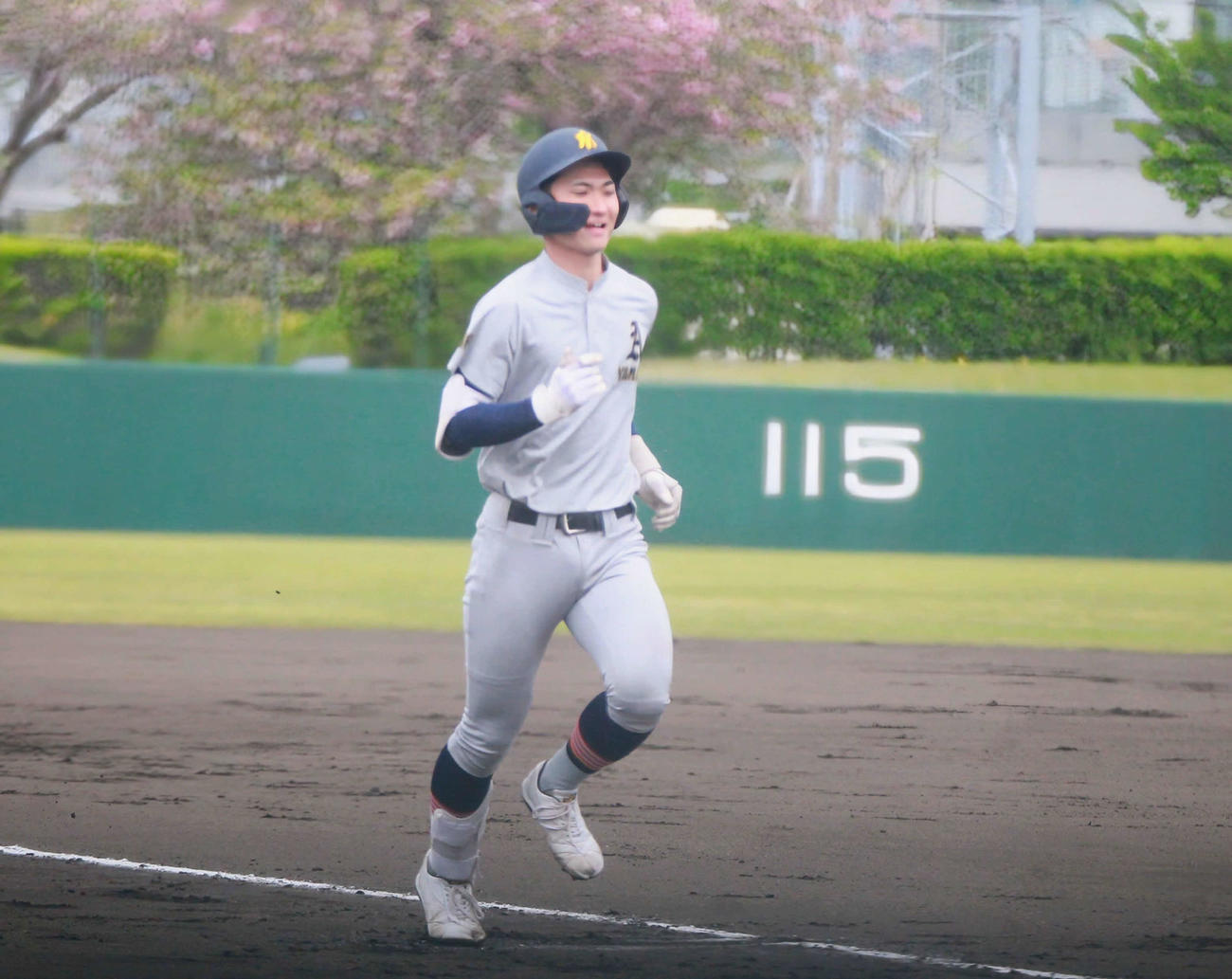 青森山田対黒石　1回、2ランを放ちダイヤモンドを笑顔で回る青森山田・平沢（撮影・高橋香奈）
