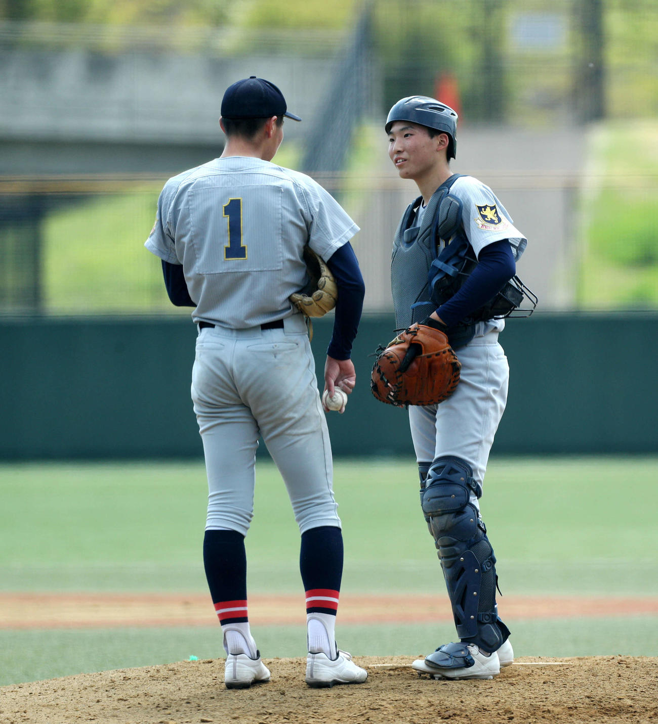 4月26日東北学院戦、背番号「1」をつけ、公式戦初マウンドに立った仙台育英・尾形（左）（撮影・木村有優）