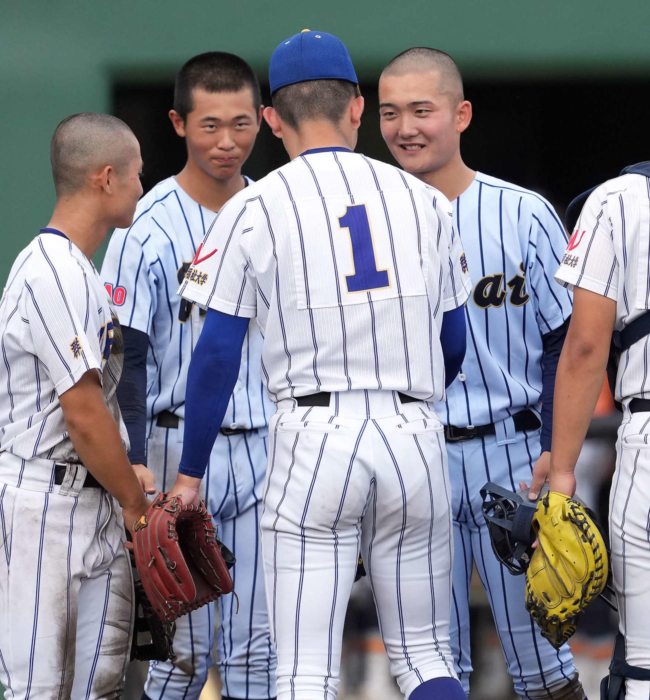 東海大菅生対健大高崎　勝利した健大高崎・石垣元に声をかける東海大菅生・上原（右）（撮影・たえ見朱実）