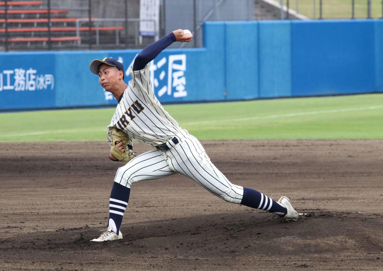 東亜学園対桐生第一　先発し力投する桐生第一・斉川（撮影・山本佳央）