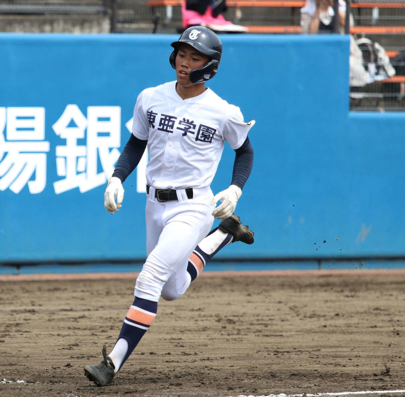 東亜学園対桐生第一　2回2死ソロ本塁打を放つ東亜学園・五十嵐遥（撮影・山本佳央）