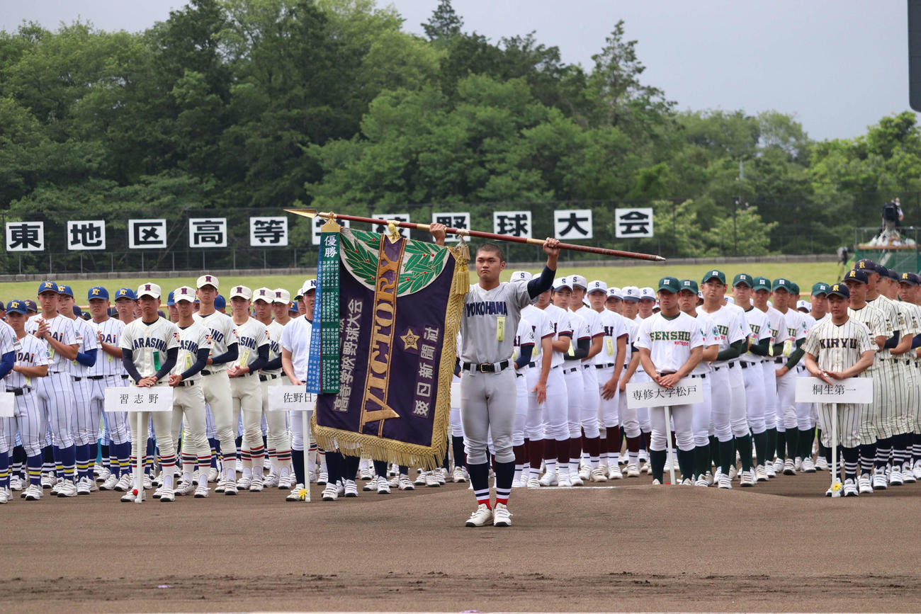 センバツの優勝旗を披露する横浜の阿部葉主将（撮影・保坂淑子）