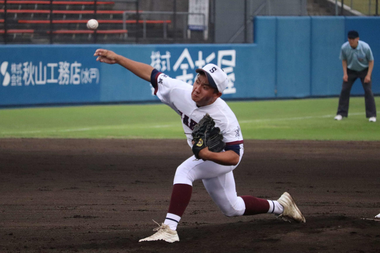 境、先発の井崎健裕の投球（撮影・保坂淑子）