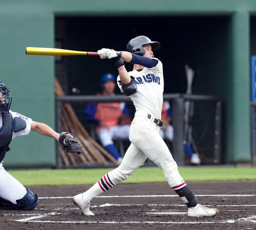 佐野日大対習志野　1回裏習志野1死二塁、右越えに先制の適時二塁打を放つ岡田（撮影・たえ見朱実）