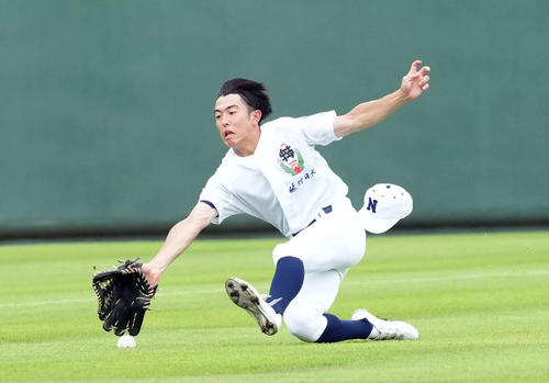 佐野日大対習志野　1回裏習志野1死、島原の飛球を追うも左翼手浅野が捕球出来ず二塁打とされる（撮影・たえ見朱実）