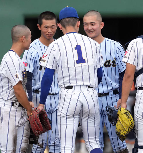 東海大菅生対健大高崎　勝利した健大高崎・石垣元に声をかける東海大菅生・上原（右）（撮影・たえ見朱実）