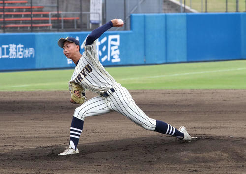 東亜学園対桐生第一　先発し力投する桐生第一・斉川（撮影・山本佳央）