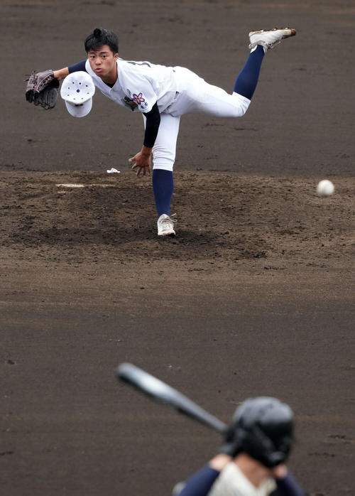佐野日大対習志野　7回からマウンドに上がった佐野日大・洲永（撮影・たえ見朱実）