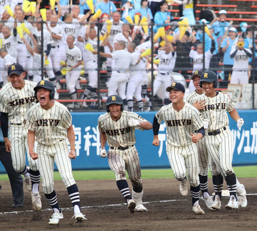 東亜学園対桐生第一　10回裏、サヨナラ打を放ちチームメートと喜ぶ大塚（右端）（撮影・山本佳央）