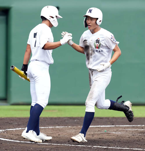 佐野日大対習志野　9回表佐野日大1死、右越えにソロ本塁打を放った桜井（撮影・たえ見朱実）