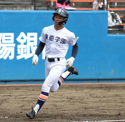 東亜学園対桐生第一　2回2死ソロ本塁打を放つ東亜学園・五十嵐遥（撮影・山本佳央）