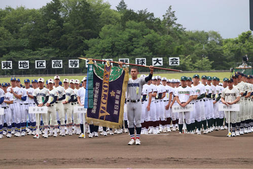 センバツの優勝旗を披露する横浜の阿部葉主将（撮影・保坂淑子）