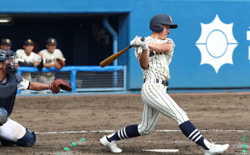 東亜学園対桐生第一　3回2死三塁、適時打を放つ桐生第一・小松（撮影・山本佳央）
