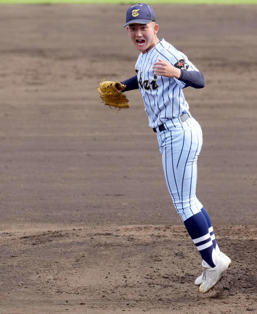 東海大菅生対健大高崎　1回裏、無失点に抑えほえる東海大菅生の先発上原（撮影・たえ見朱実）