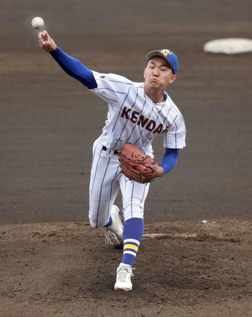 東海大菅生対健大高崎　6回からマウンドに上がり156キロをマークした健大高崎・石垣元（撮影・たえ見朱実）