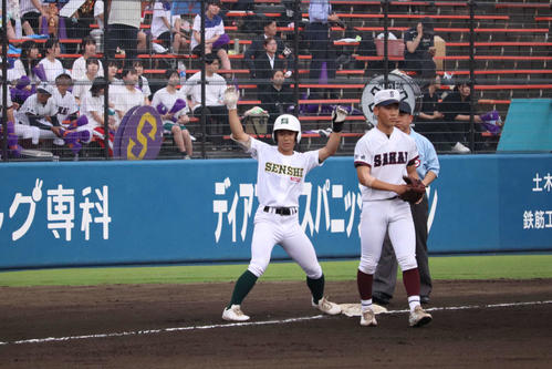 1死二塁から先制の右越え適時三塁打を放ち、両手をあげ声援に応える専大松戸、土田（撮影・保坂淑子）