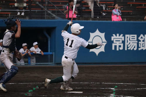 4回裏、1死二塁から左越え適時二塁打を放つ専大松戸の伊藤（撮影・保坂淑子）