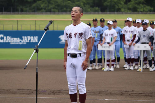 開会式で選手宣誓を行う常総学院の主将、浜崎（撮影・保坂淑子）