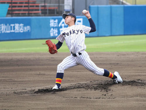 藤代対帝京三　先発し力投する帝京三・小田（撮影・山本佳央）