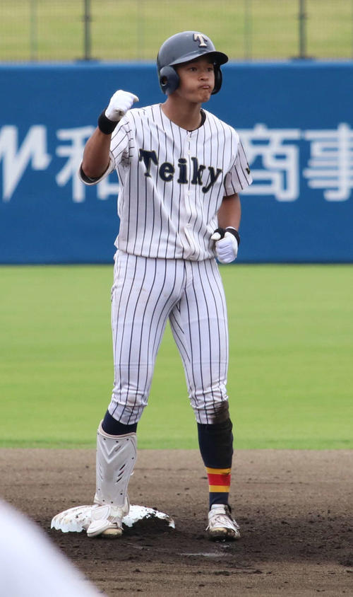 藤代対帝京三　1回無死二塁、先制点となる適時二塁打を放ちガッツポーズをする帝京三・舩脊（撮影・山本佳央）