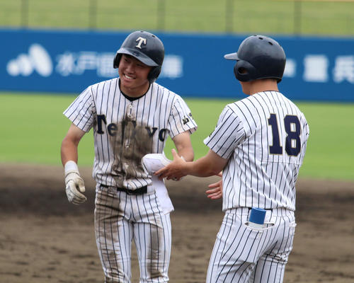 藤代対帝京三　4回2死二、三塁、適時打を放ち笑顔を見せる帝京三・小尾（撮影・山本佳央）