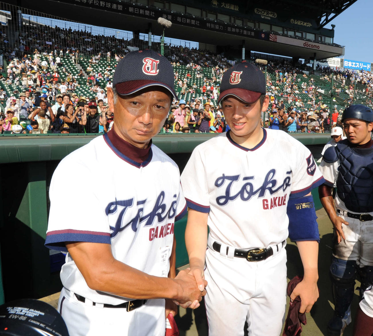 大会新記録を達成した松井裕樹と握手を交わす野呂雅之監督＝12年8月9日