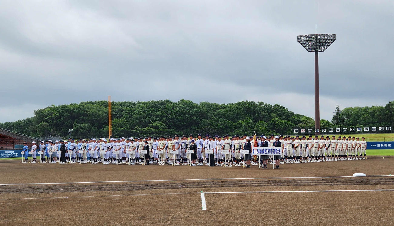 開会式で並ぶ、17校の選手たち（撮影・保坂淑子）