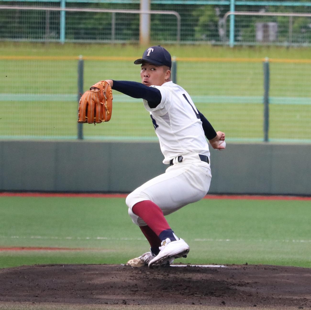 大阪桐蔭の中野が先発で力投する（撮影・林亮佑）