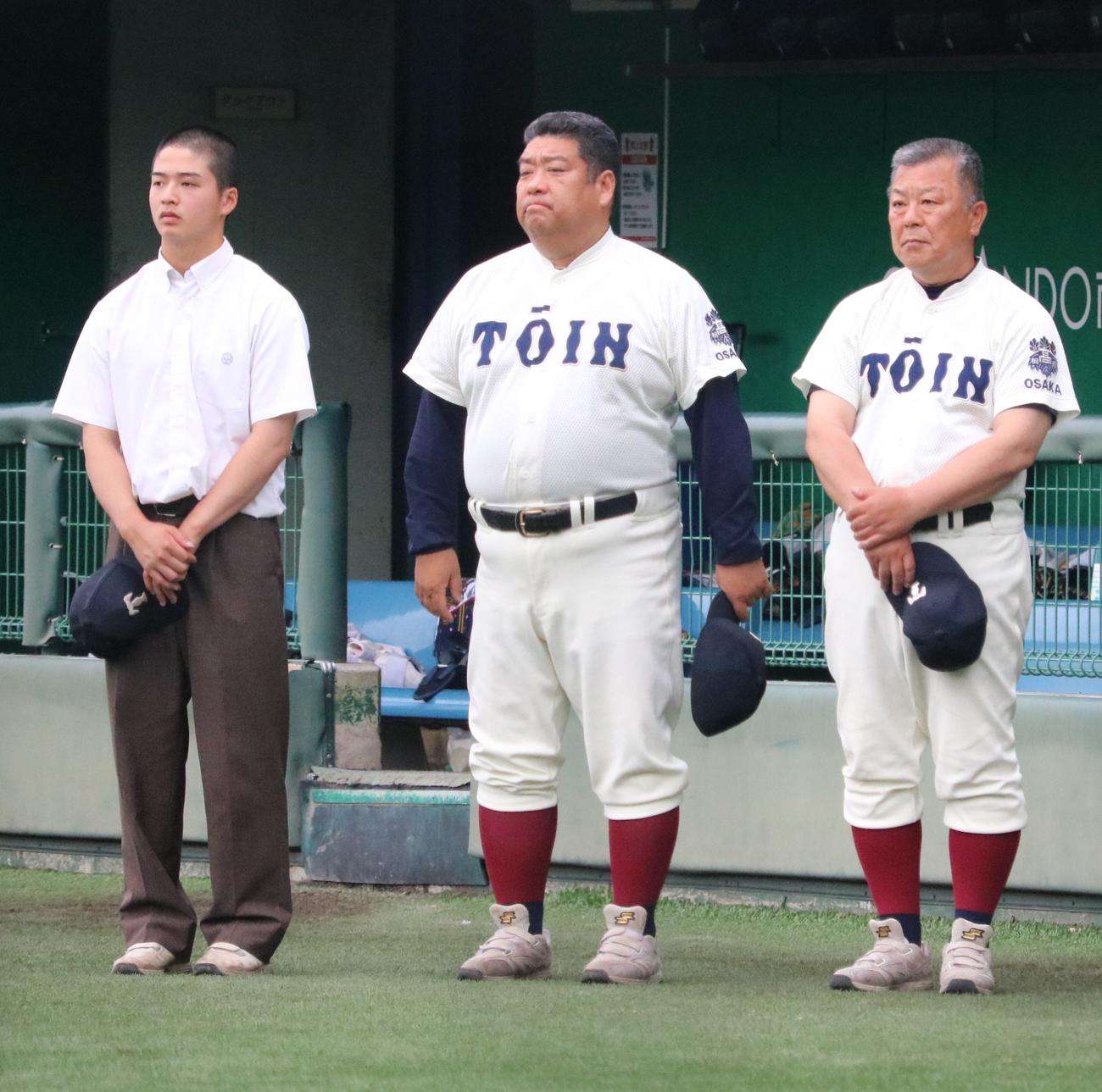 大阪桐蔭の西谷監督（中央）があいさつする（撮影・林亮佑）