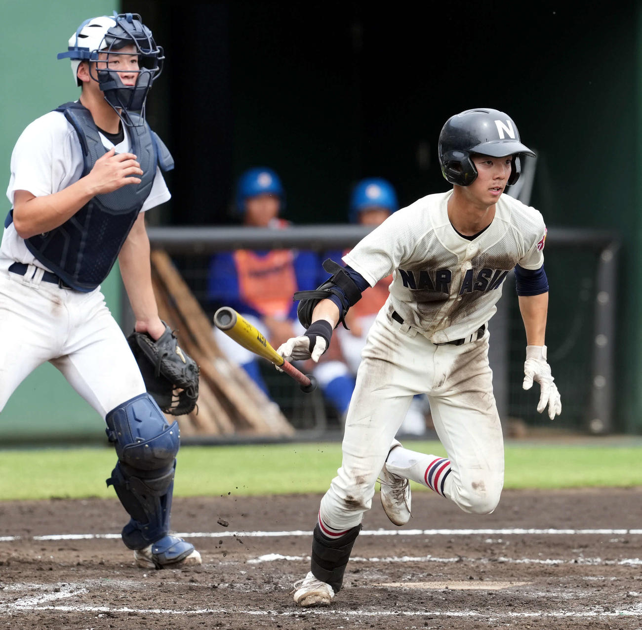 佐野日大対習志野　8回裏習志野1死二塁、右翼線に適時二塁打を放つ岡田（撮影・たえ見朱実）