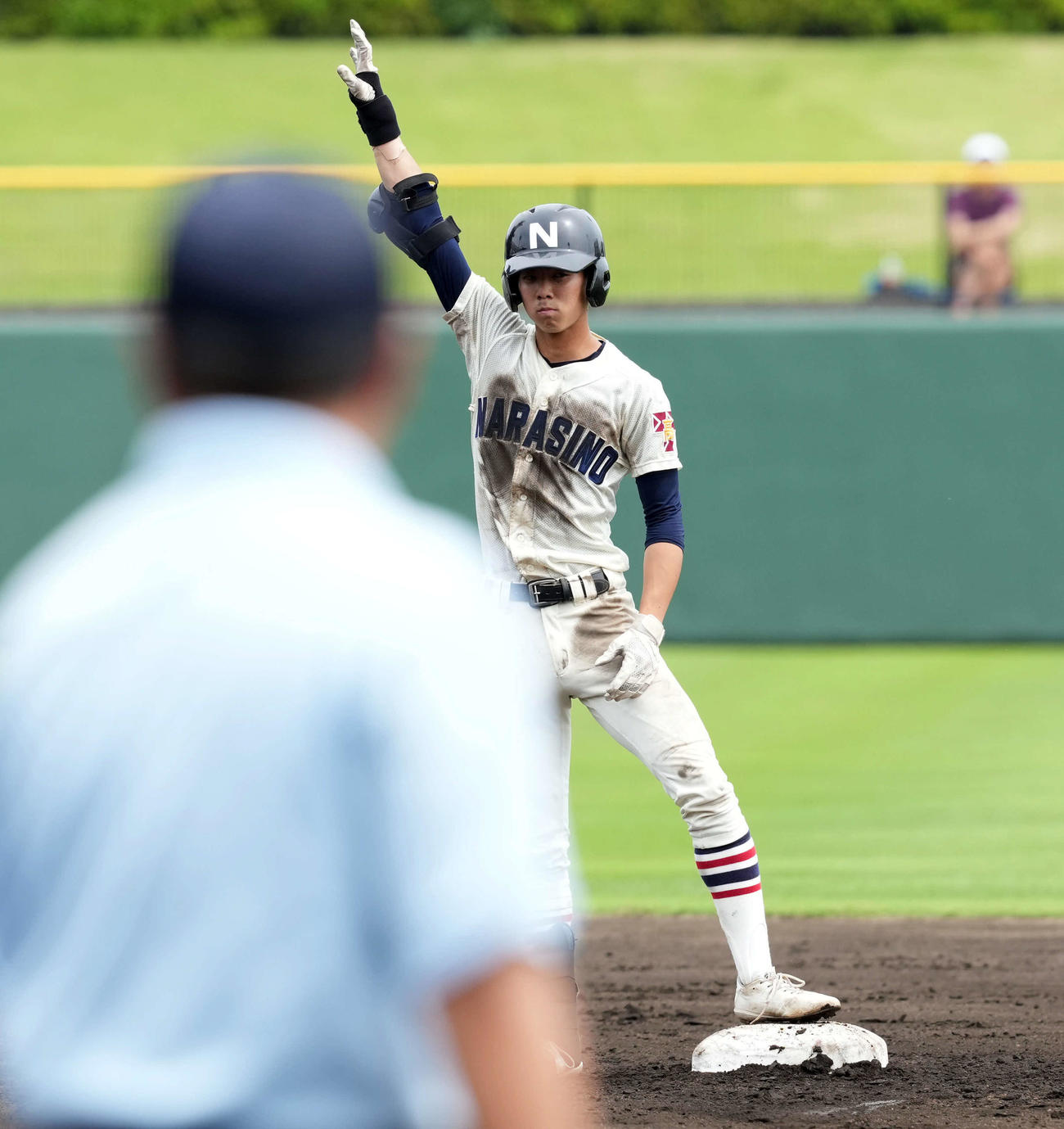 佐野日大対習志野　8回裏習志野1死二塁、右翼線に適時二塁打を放ちポーズを決める岡田（撮影・たえ見朱実）