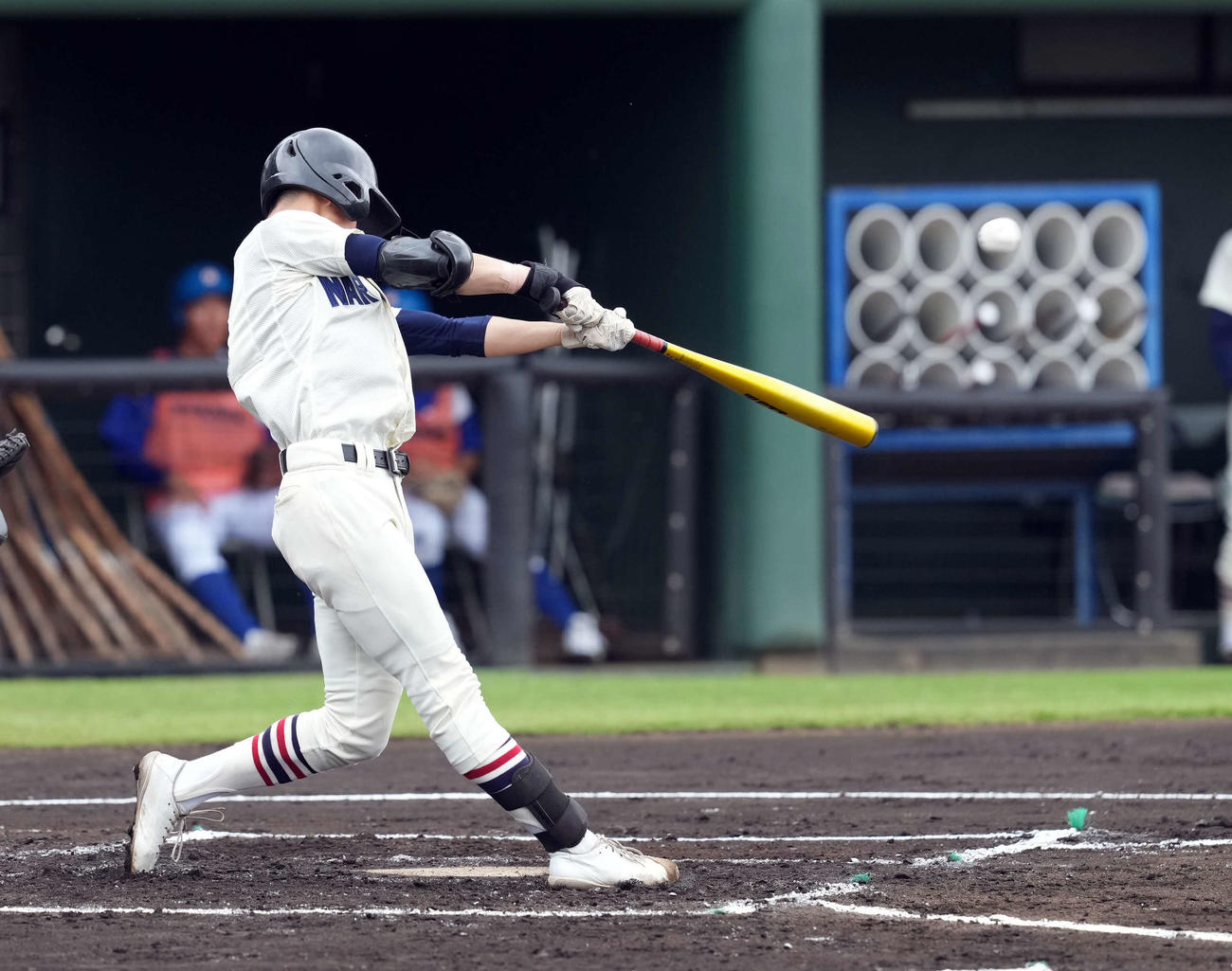 佐野日大対習志野　1回裏習志野1死二塁、右越えに先制の適時二塁打を放つ岡田（撮影・たえ見朱実）