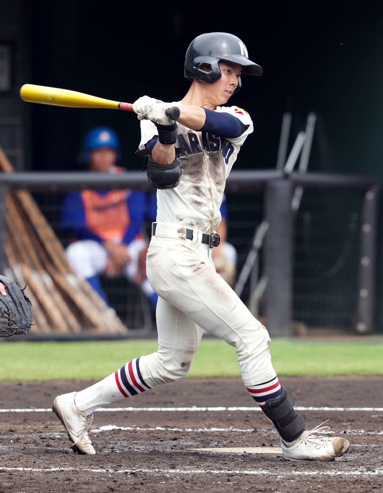 佐野日大対習志野　8回裏習志野1死二塁、右翼線に適時二塁打を放つ岡田（撮影・たえ見朱実）
