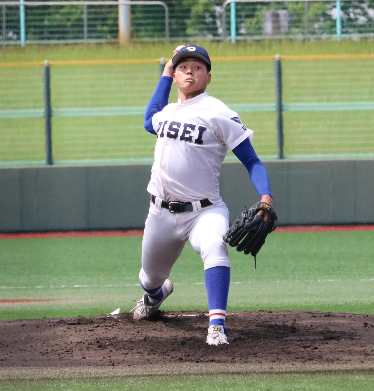 履正社の江藤が先発で力投する（撮影・林亮佑）
