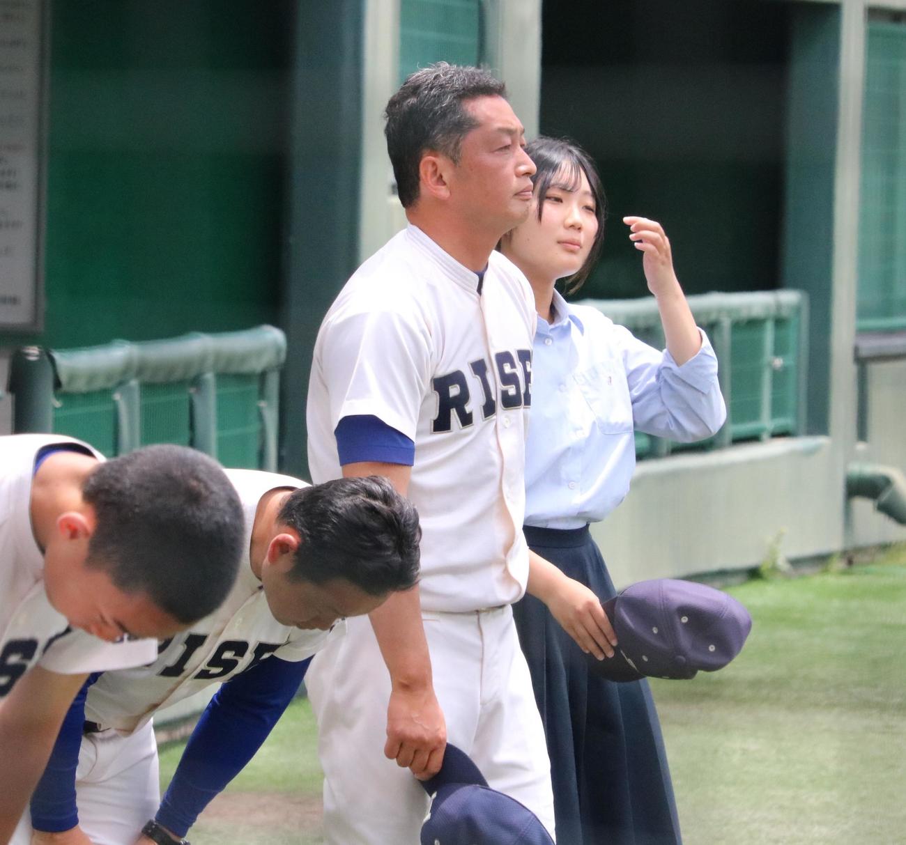履正社の多田監督が試合後にあいさつする（撮影・林亮佑）