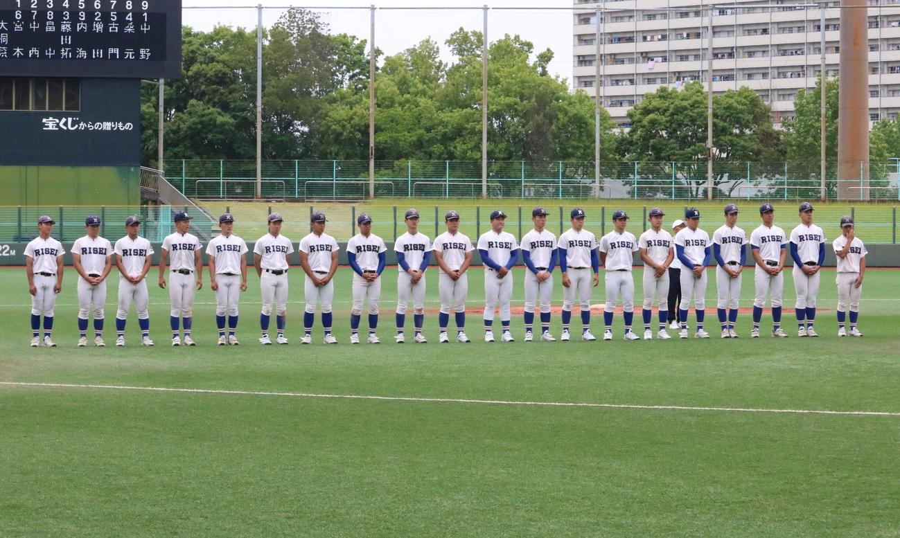 準優勝の履正社ナインが整列する（撮影・林亮佑）