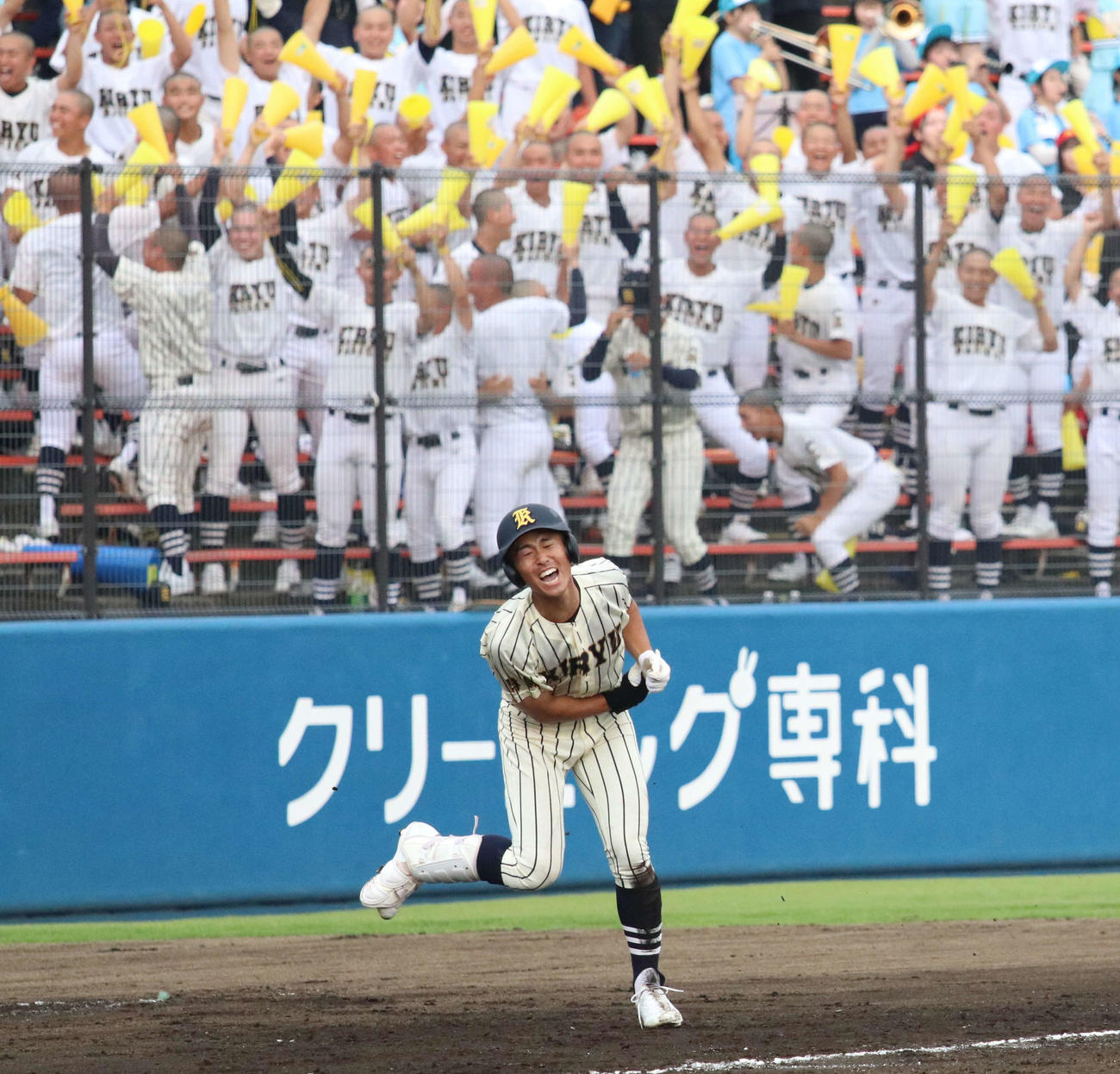 東亜学園対桐生第一　10回1死一、二塁、サヨナラ打を放ちガッツポーズをする桐生第一・大塚（撮影・山本佳央）