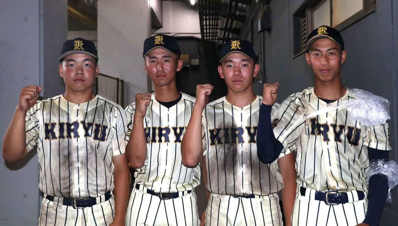 東亜学園対桐生第一　試合後、記念撮影でガッツポーズをする桐生第一の、左から松島、大塚、林、斉川（撮影・山本佳央）