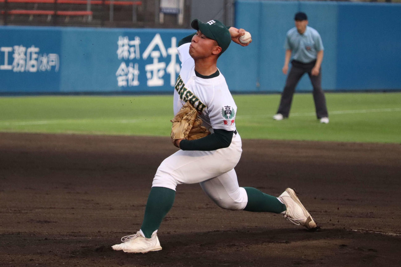 専大松戸、先発、伊藤の投球（撮影・保坂淑子）
