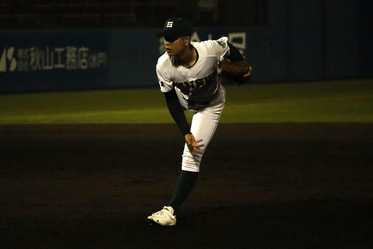 8回途中から救援のマウンドに上がった専大松戸、黒田の投球（撮影・保坂淑子）