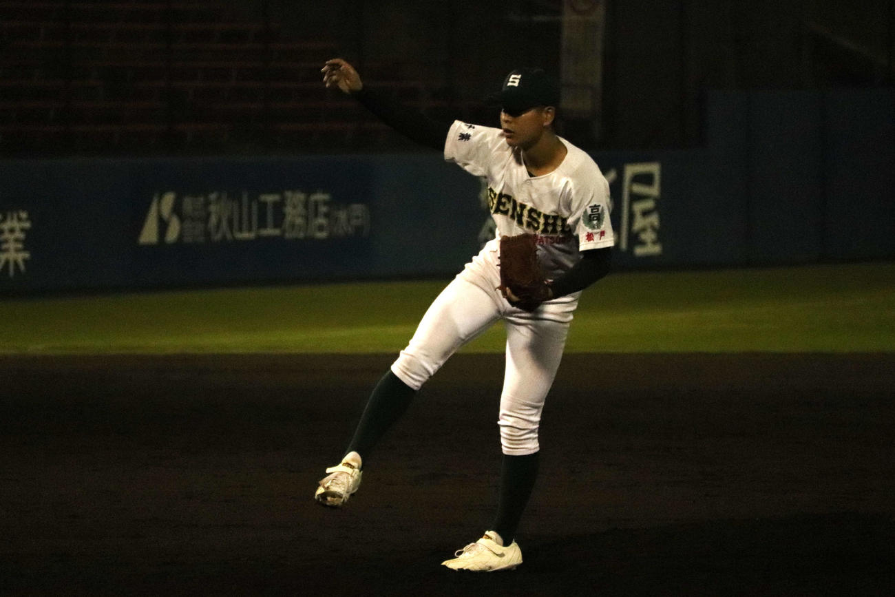 8回途中から救援のマウンドに上がった専大松戸、黒田の投球（撮影・保坂淑子）